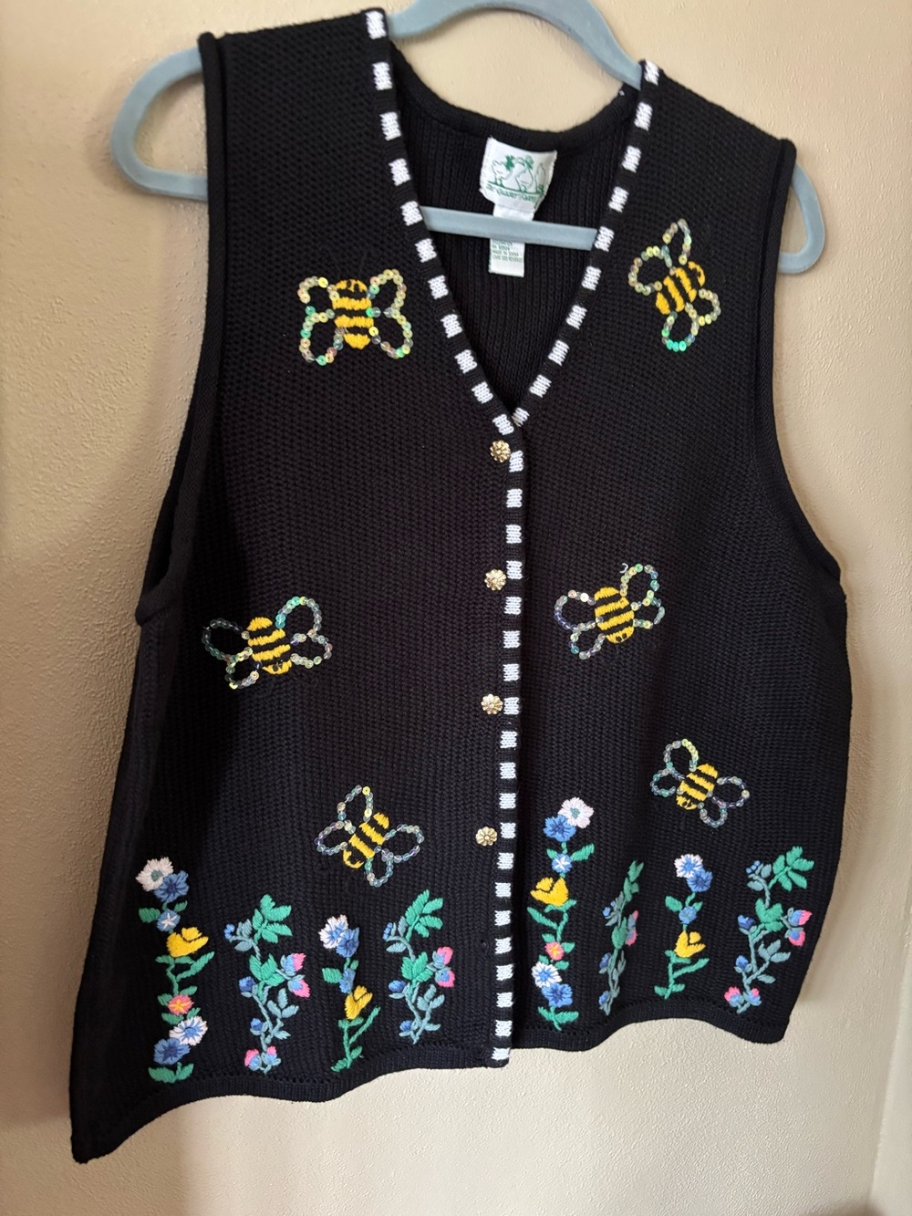Quacker Factory 1X black sweater vest embroidered with bees,flowers